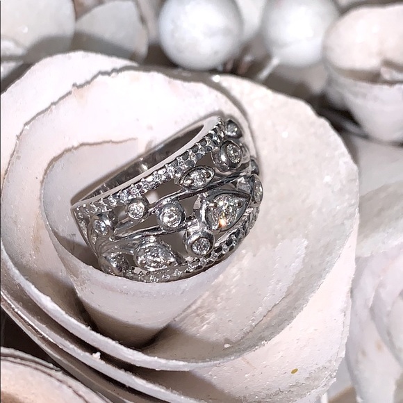 Diamond and white gold rococo band ring - Picture 5 of 14